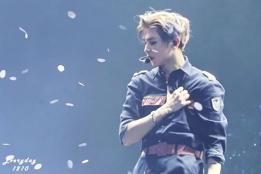 ?가온 기다리면서 심심한 밤이 뿌리는 강다니엘 짤털? | 인스티즈