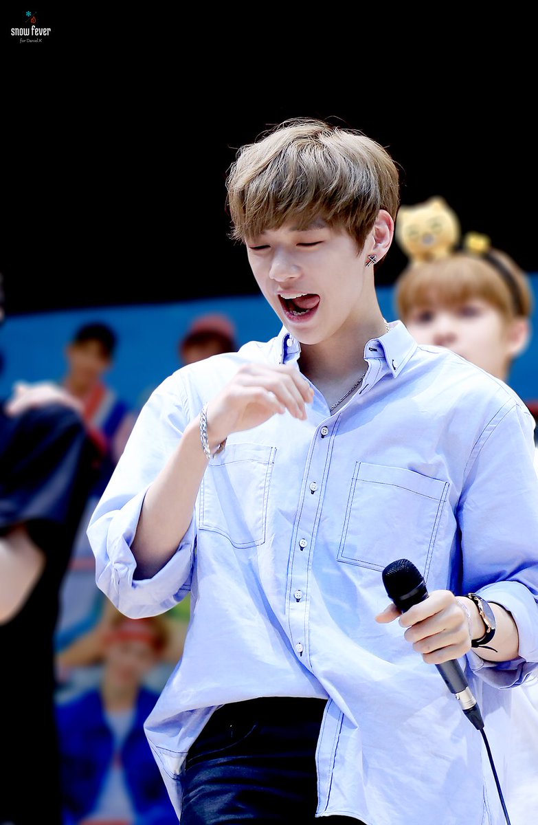 ?가온 기다리면서 심심한 밤이 뿌리는 강다니엘 짤털? | 인스티즈