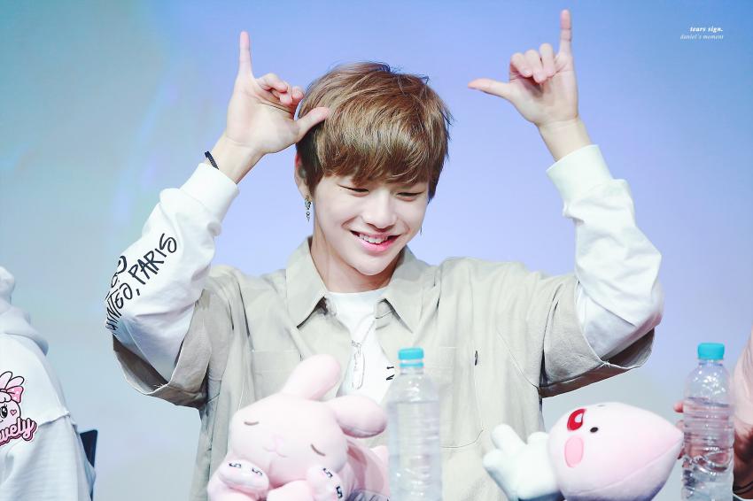 ?가온 기다리면서 심심한 밤이 뿌리는 강다니엘 짤털? | 인스티즈