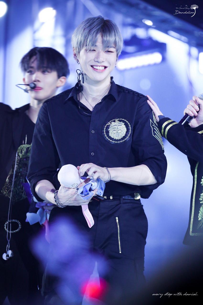 ?가온 기다리면서 심심한 밤이 뿌리는 강다니엘 짤털? | 인스티즈