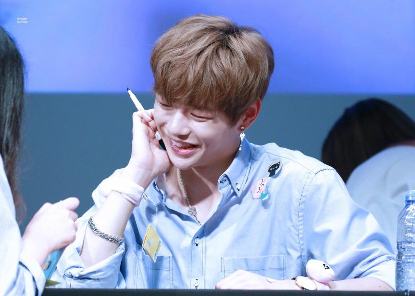 ?가온 기다리면서 심심한 밤이 뿌리는 강다니엘 짤털? | 인스티즈