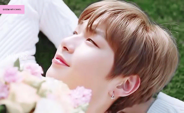 ?가온 기다리면서 심심한 밤이 뿌리는 강다니엘 짤털? | 인스티즈