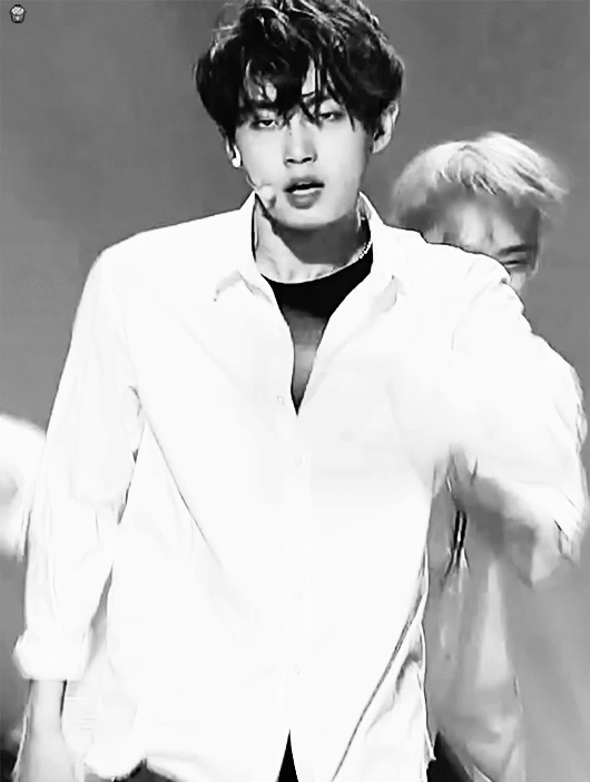 다들 제비제 김용국 어깨가 얼마나 넓은지 모른다는게 안타깝다 | 인스티즈