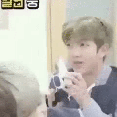 되게 호기심 많은 댕댕이가 주인 몰래 장난감 갖고 놀다가 | 인스티즈