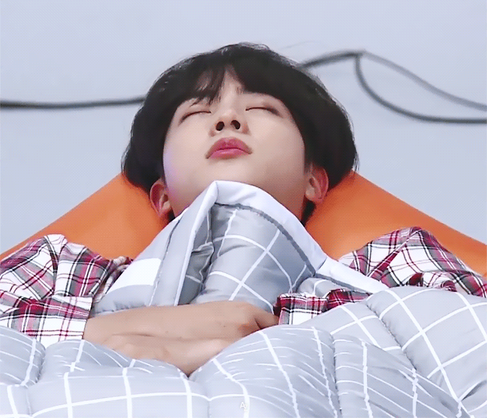 누웠는데도 이런 얼굴이 나오다니... 주어 방탄 진 | 인스티즈