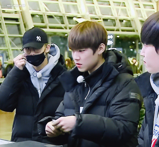 박우진 물건 주고 받을 때 너무 좋아 | 인스티즈