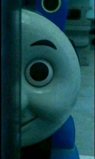 아침부터 남동생이 같이 카페가서 런치 세트 먹고 오자고 내 방문 앞에서 이러고 쳐다보고 있다 | 인스티즈