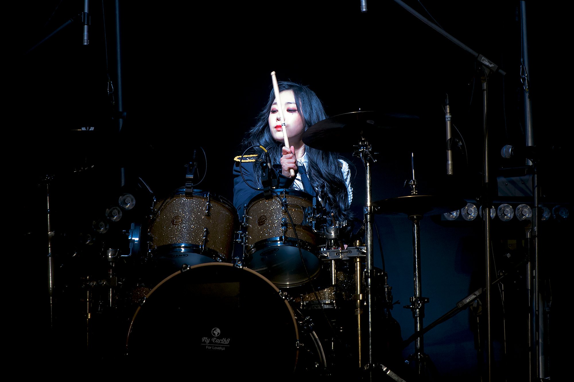 서지수 드럼치는건 하루에 n번 봐야한다고 생각함.. | 인스티즈