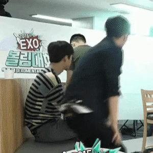 내일이 없는 듯 하지만 실세인 막내의 형아 때리는 짤 | 인스티즈