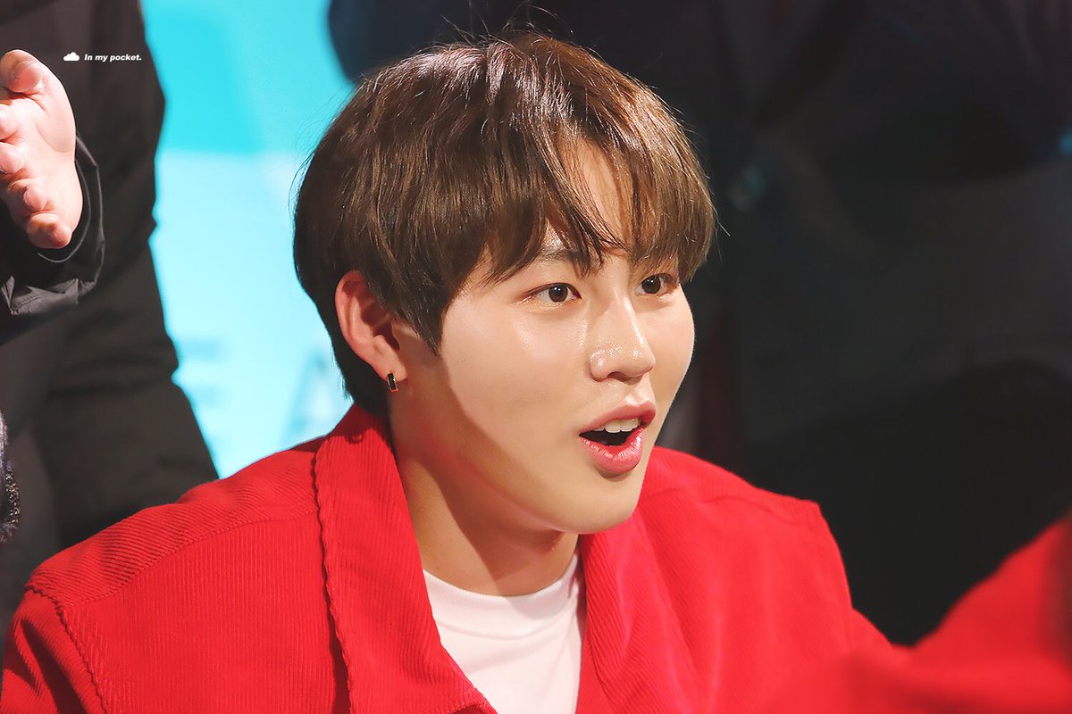 성운이 이 표정 넘 기요오 짹짹거리는 거 같아 | 인스티즈