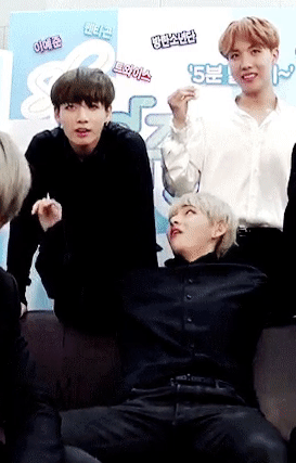 ㄱ 뷔국도 잡솨봐 얼마나 케미돋고 뷔가 형아미 뿜뿜 하는지 모름 | 인스티즈