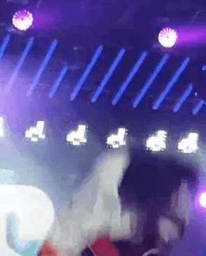 헐 정국이 인이어빼는거 봐,,,,,,, | 인스티즈