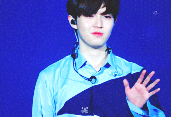 김재환 오프팬들한테 인사해줄때마다 표정이 | 인스티즈