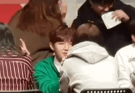 경호원 : 가세요 / 팬 : 저 가야돼요 ? ㅠㅠ | 인스티즈