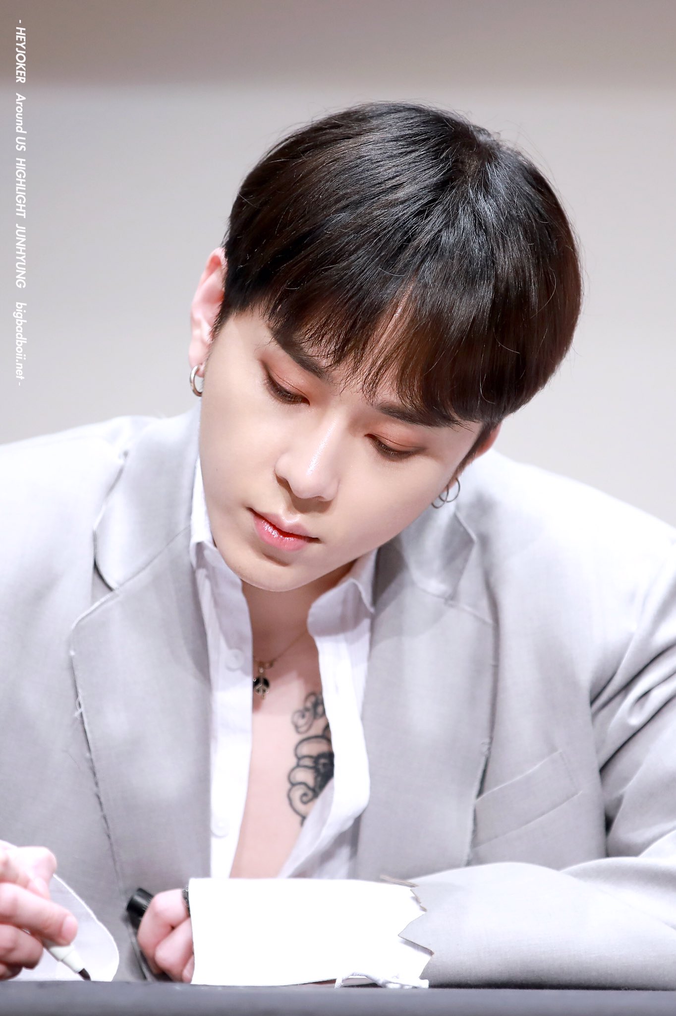 용준형 하얀 몸에 타투 있는거 너무 예쁨 | 인스티즈