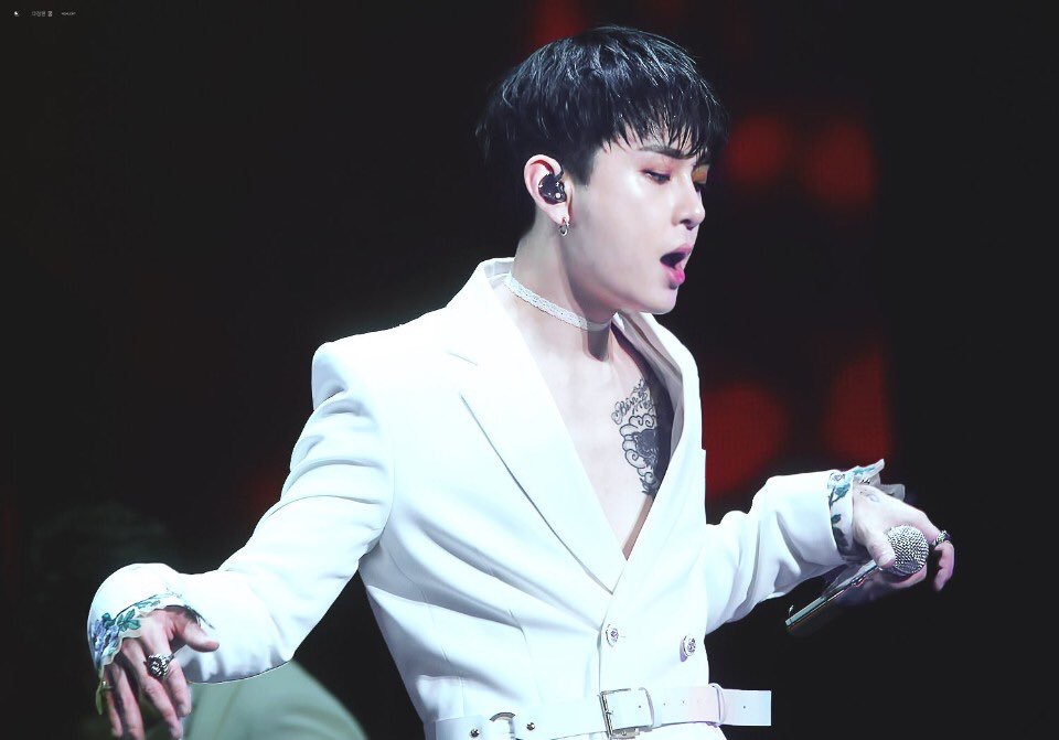 용준형 하얀 몸에 타투 있는거 너무 예쁨 | 인스티즈