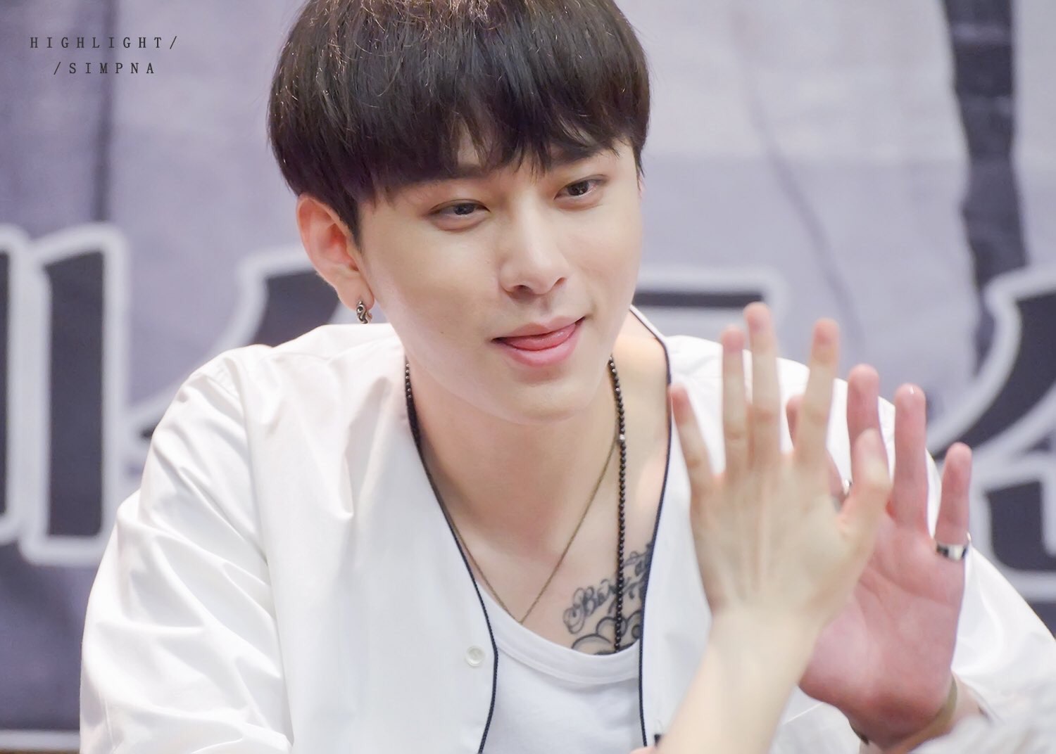 용준형 하얀 몸에 타투 있는거 너무 예쁨 | 인스티즈