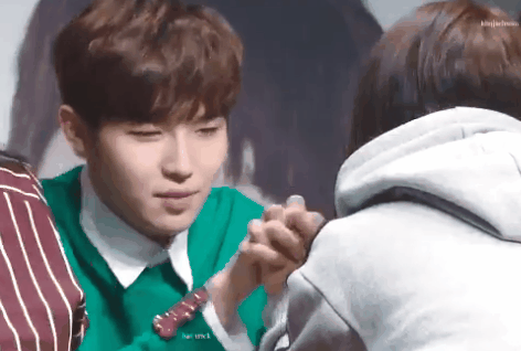 김재환은 팬싸에서 팬이 노래불러달라하면 | 인스티즈