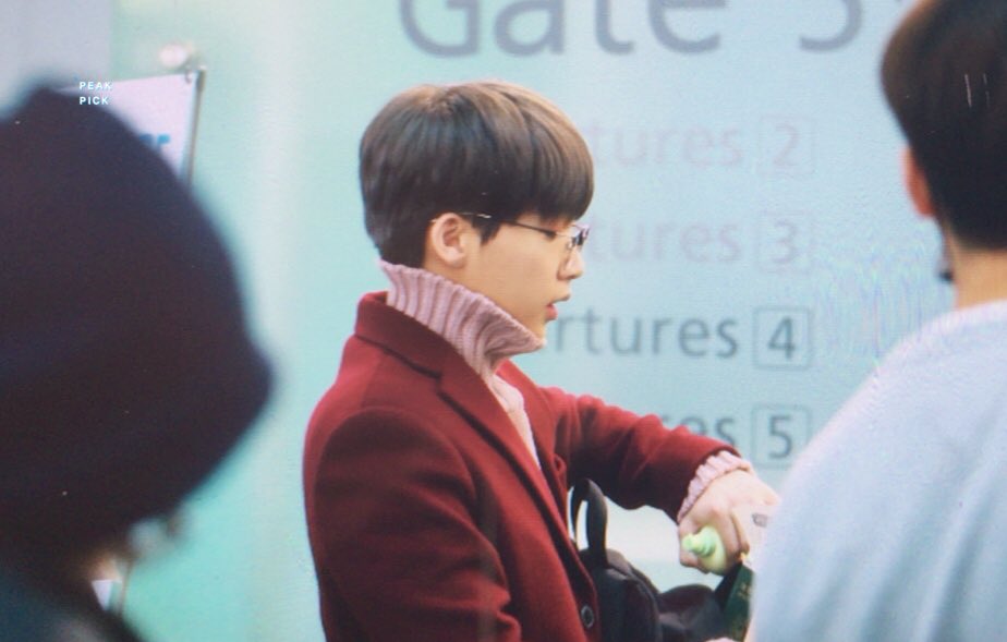 비행기 몇 타본 적 없는 신인 아이돌의 흔한 실수.jpg | 인스티즈