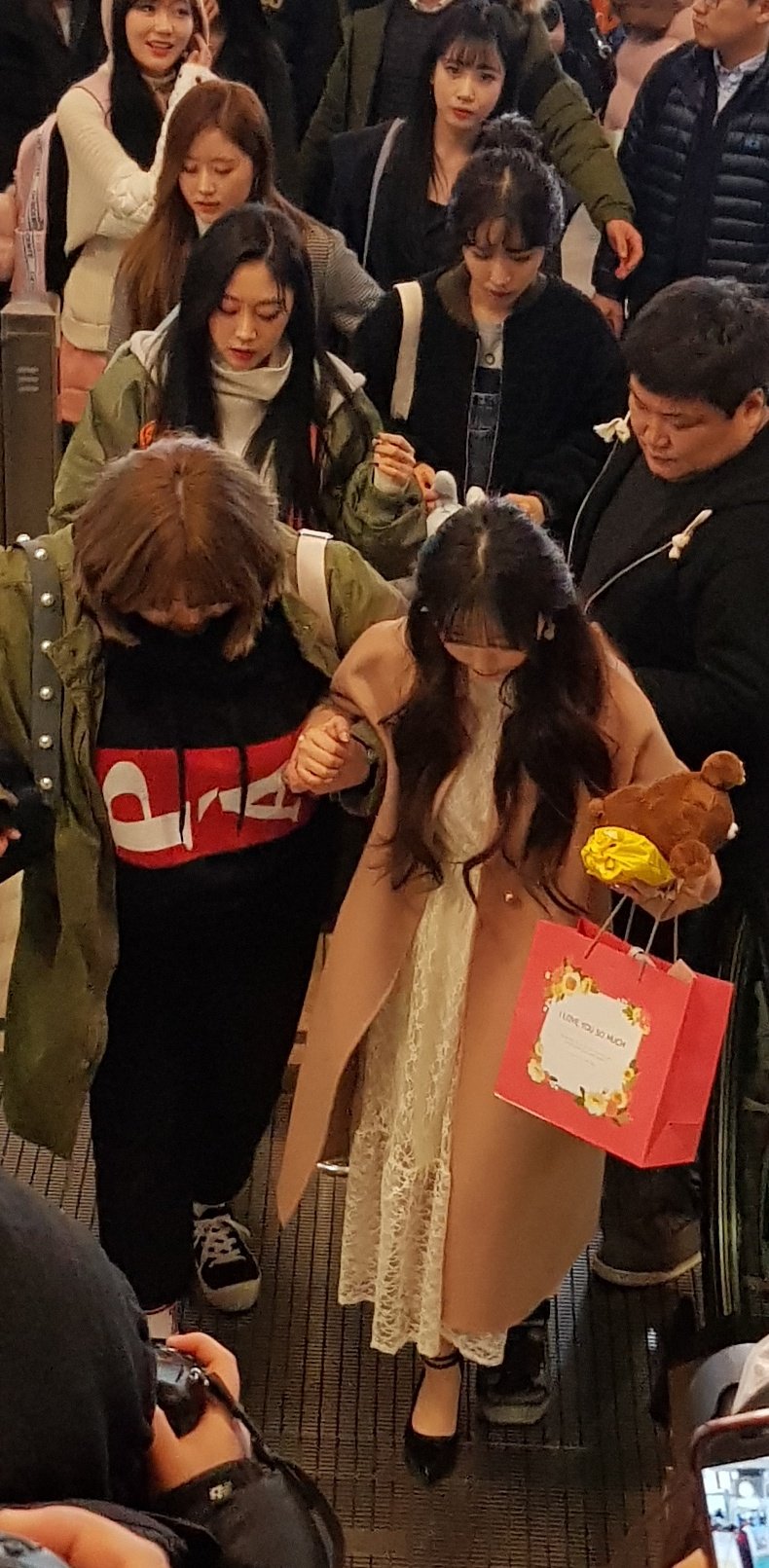 케이 공항에서 부축받으면서 갔다ㅠㅠ | 인스티즈