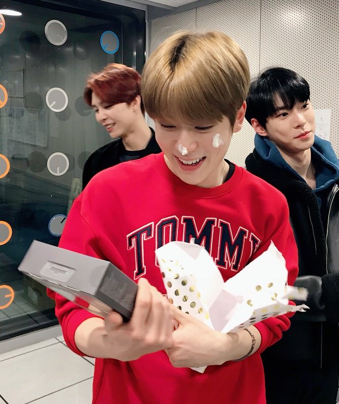 96 95 형들한테 뽀뽀 받는 97년생 ㅋㅋㅋㅋㅋㅋㅋ | 인스티즈