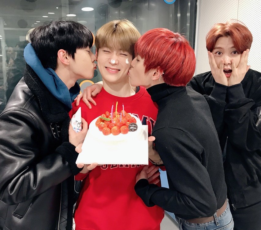 진짜 뽀뽀 젤 많이 하는 그룹일거야.ᆞ.ᆞ,ᆞ.ᆞ | 인스티즈