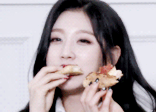 먹다가 눈치보는 아이돌 짤 | 인스티즈