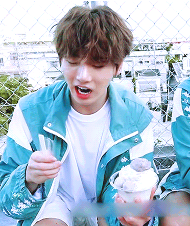 입으로 비닐 먹는 남자아이돌 멤버 | 인스티즈