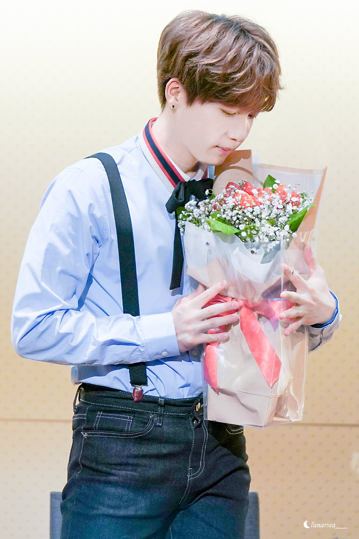 정세운 꽃 받으면 나오는 습관 | 인스티즈