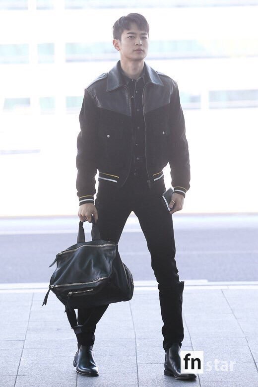 다리가 얼마나 길고 마르면 밖으로 바지가튀어나오니..? | 인스티즈