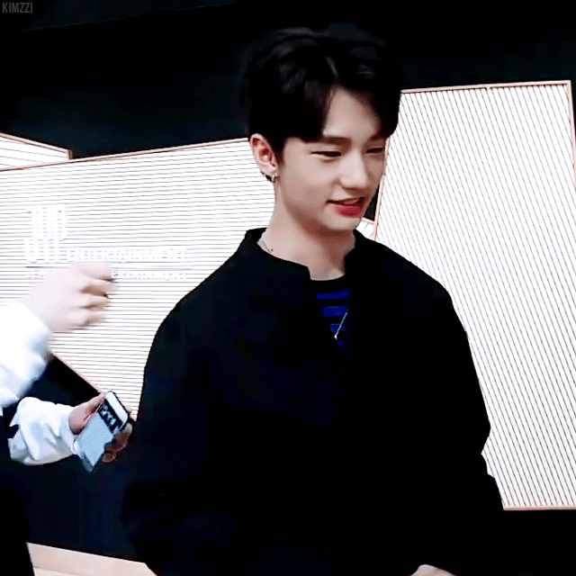 솔.빈이랑 현.진 웃는 얼굴 뭔가 비슷하다 | 인스티즈