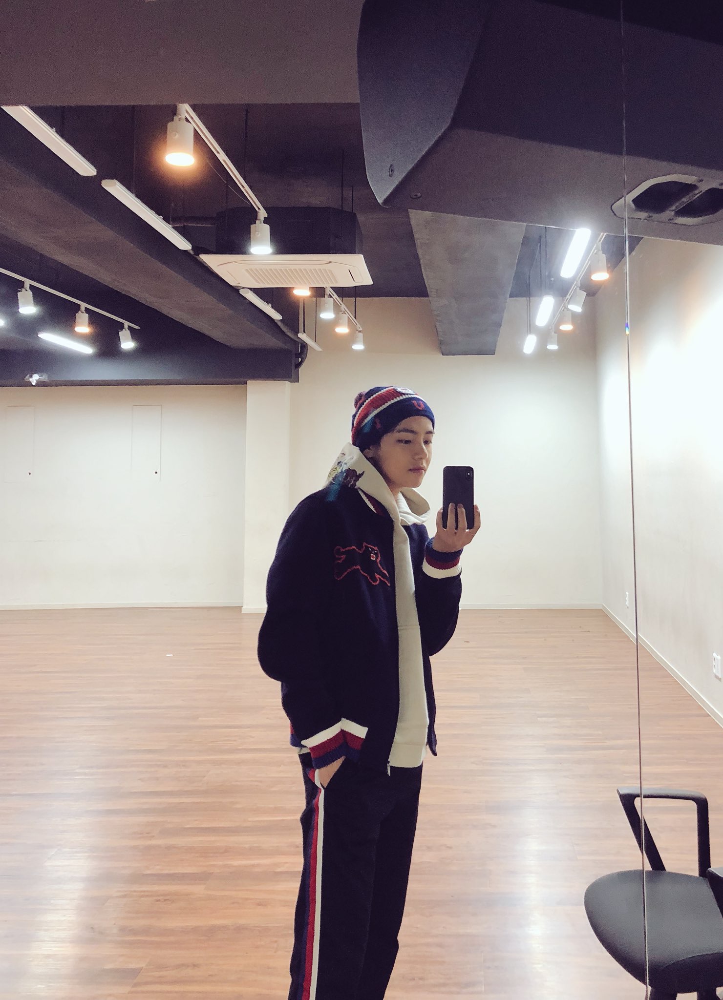 방탄 뷔 덩치는 있는데 뼈대 가늘어서 죽어나는 사람 저요... | 인스티즈