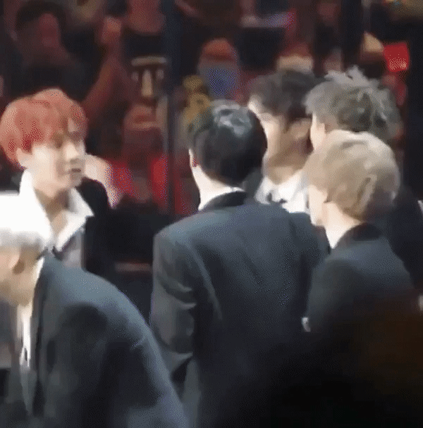 ㄱ 대상타고나서 갑자기 둘만 껴안는 내씨피 | 인스티즈