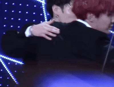 ㄱ 대상타고나서 갑자기 둘만 껴안는 내씨피 | 인스티즈