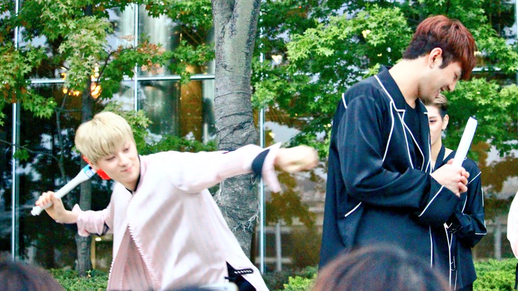 영상으로 봐야 진가를 알지만 사진으로 봐도 대유잼인 뉴이스트 웃음 테라피 모음 ㅋㅋㅋ | 인스티즈