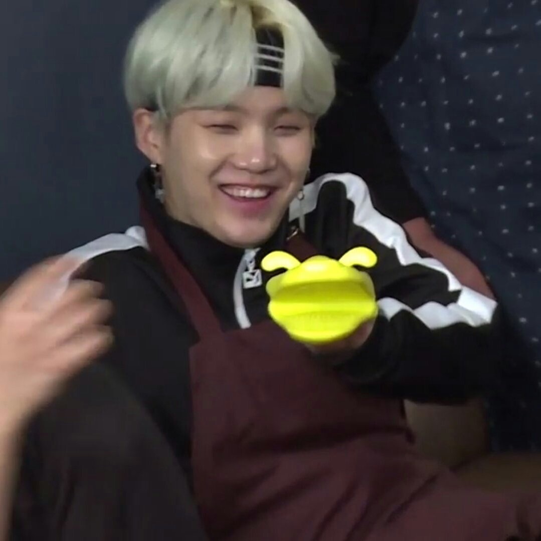 난 방탄 슈가 이렇게 하찮고 몰랑몰랑한 모먼트 너무 좋아해 | 인스티즈