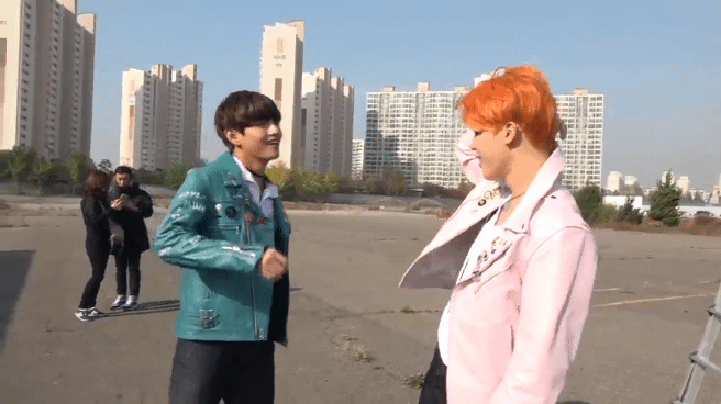 방탄 지민이랑 옷 바꿔입었는데 덩치차이 나서 옷 안잠기는 뷔ㅋㅋㅋㅋㅋ | 인스티즈