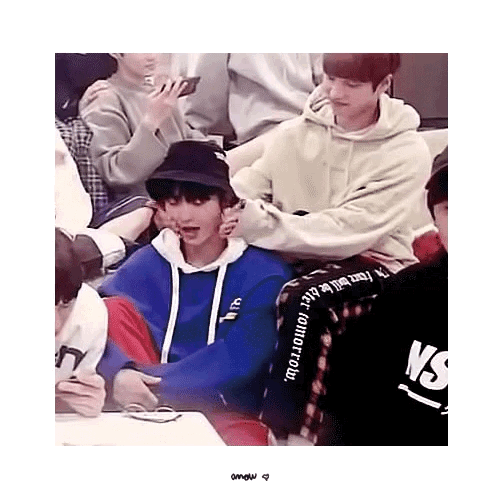 어떤 아이돌 막내가 맨날 볼따구 쪼물거려지는 이유.gif | 인스티즈