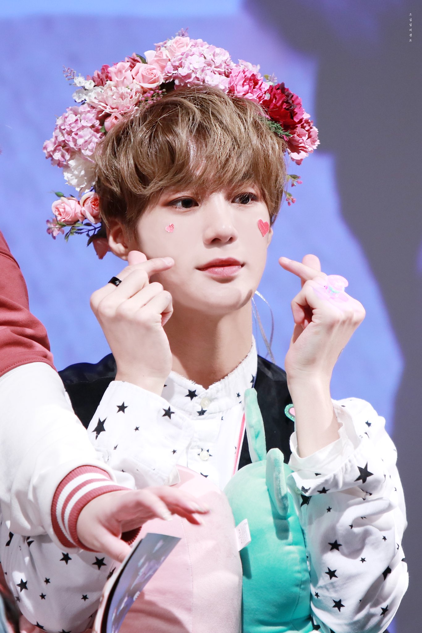 내 최애 여러 소속사들한테 러브콜 받았는데 지금 그룹이 너무 좋아서 다 거절했대 | 인스티즈