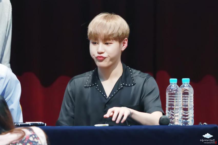 얘 하성운이랑 닮지 않았음? | 인스티즈