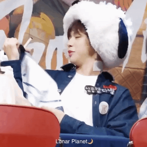 강다니엘 댕댕이 머리띠 낄때보면 가끔 자기 귀가 아닐까 생각이 들때가 있어(심각) | 인스티즈