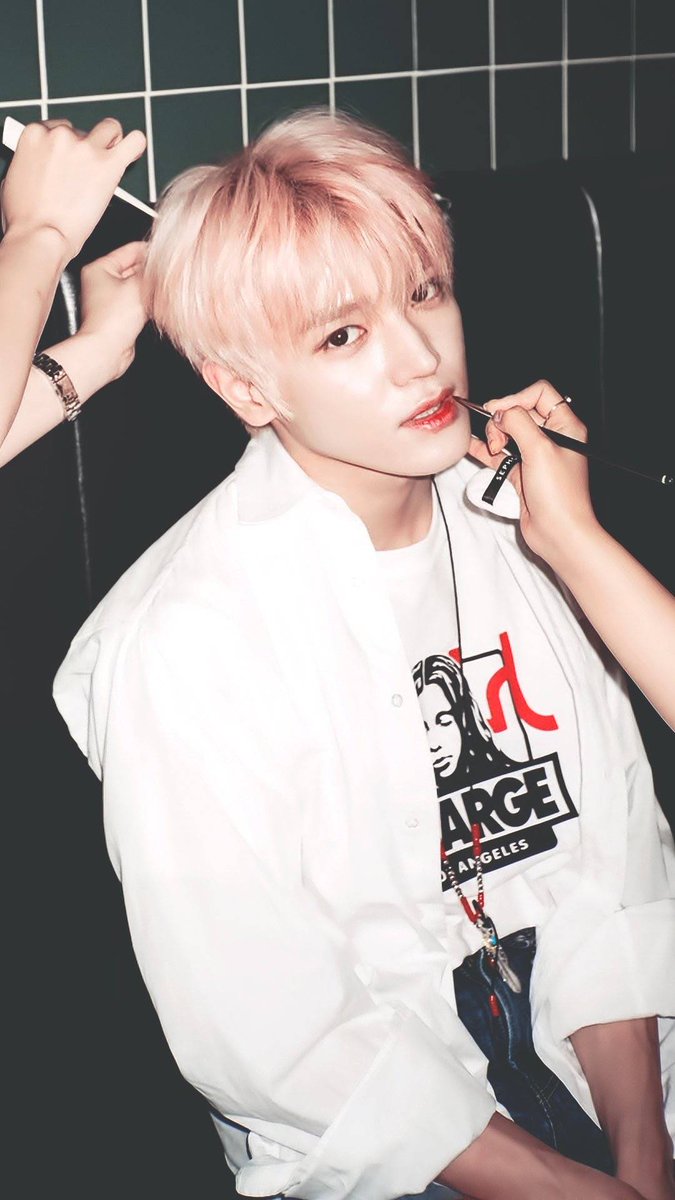 태용이 메이크업 받는 모습 뭔가 이미지에 너무 어울려 | 인스티즈