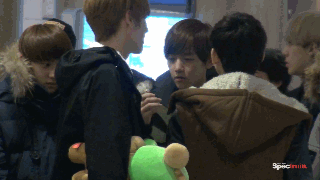 막대사탕으로 눈길이 따라가는 백현 ㅋㅋㅋㅋㅋㅋㅋㅋㅋㅋ | 인스티즈