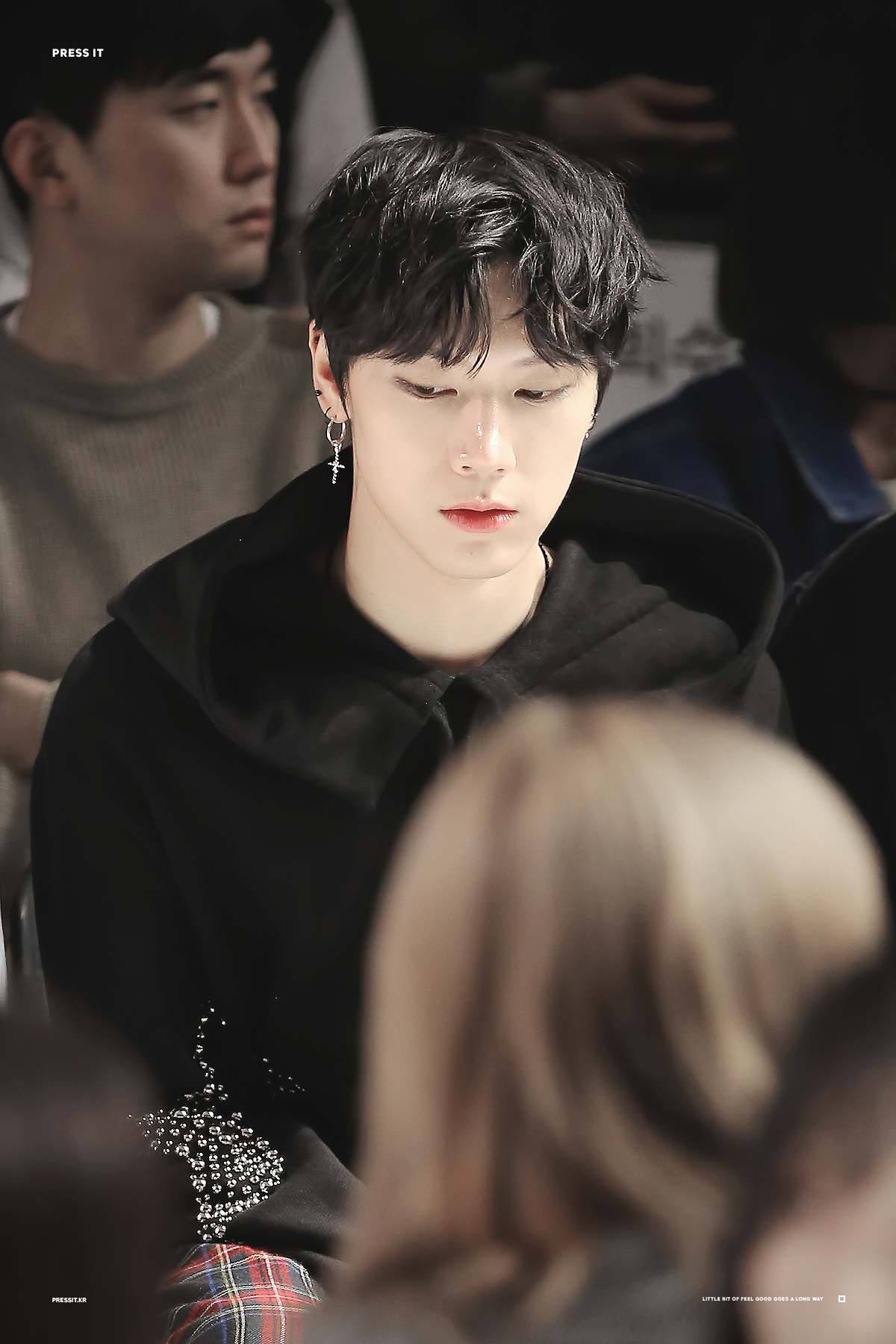 나 얘 눈 내리깐거 너무 예뻐서 현기증 | 인스티즈