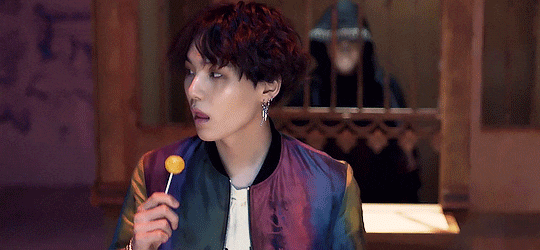 방탄 슈가 이 티저때 사탕 좀 큰거같지 않아쏘? | 인스티즈