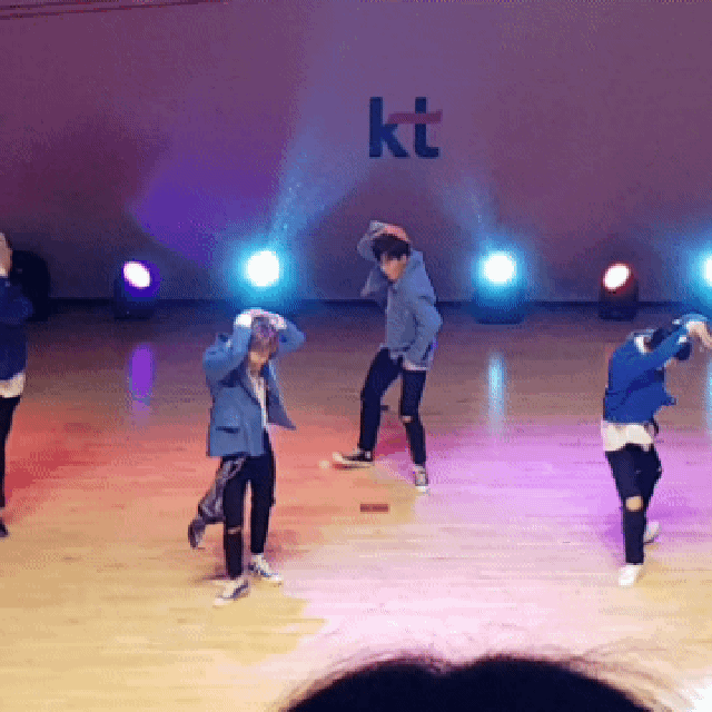 네명이 같은 안무를 하고 있는거 맞습니다 맞다구요 | 인스티즈