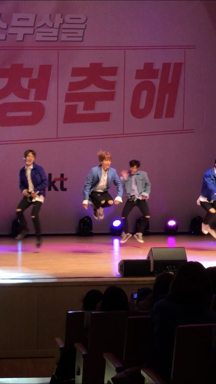 네명이 같은 안무를 하고 있는거 맞습니다 맞다구요 | 인스티즈