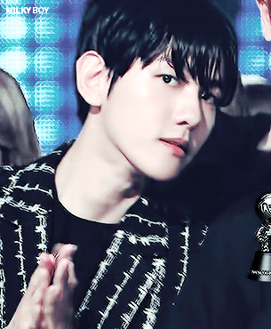 진짜 백현 눈화장 안한 거 심하게 좋다..ㅠㅠㅠㅠ gif | 인스티즈