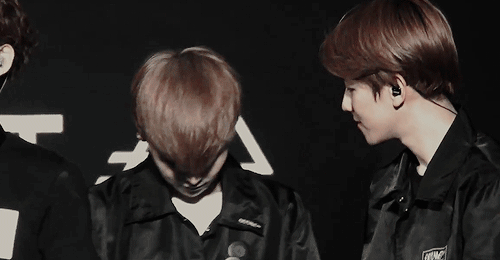 너희가 7개월간 속세를 떠나 살아야 하는데 다음의 시우민 짤 중 두개만은 매일 아침 저녁으로 보게해줌 그럼 너희 뭐 고를래 | 인스티즈