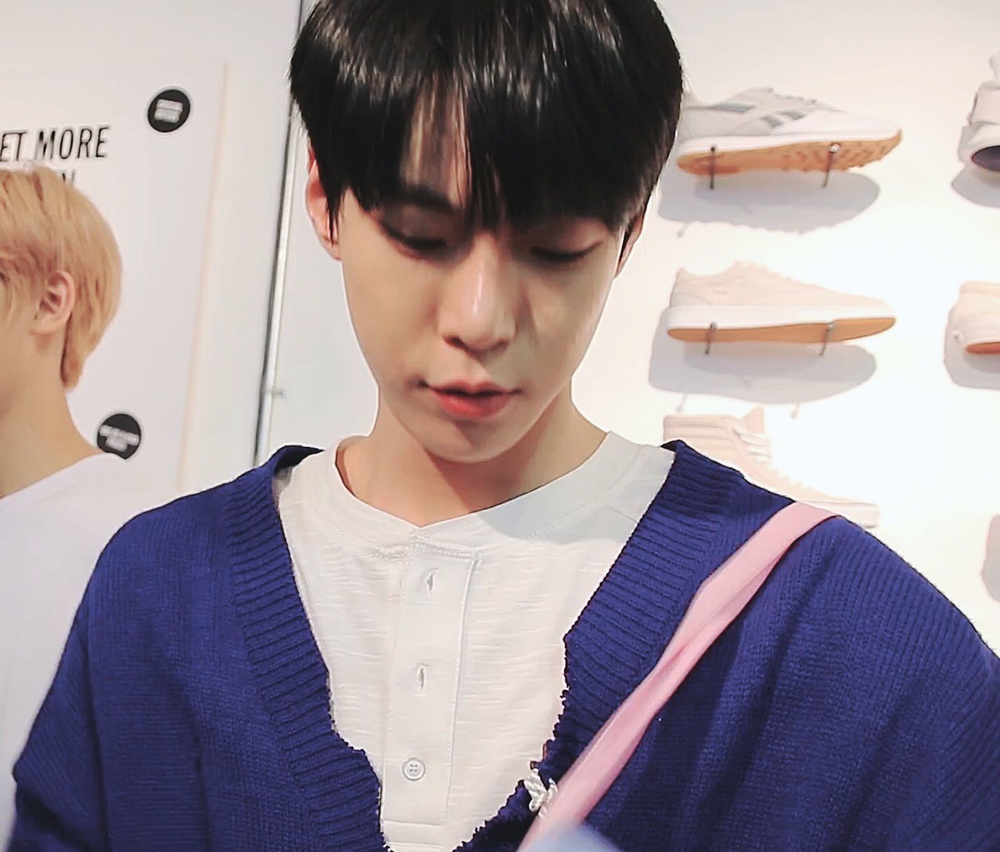 핑크 가방 + 파란 가디건 + 토끼 인간 = .......... | 인스티즈